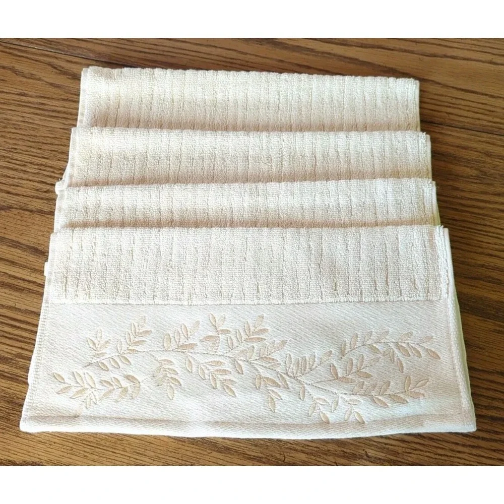 4 New With Tags RALPH LAUREN EMBROIDERED Winter Garland HAND TOWEL CREAM Pretty!